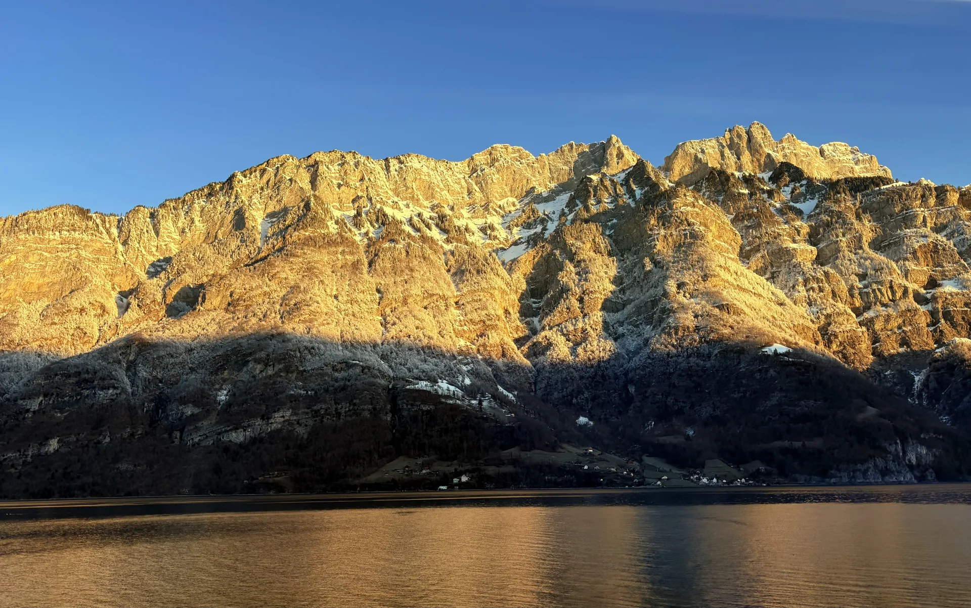 Steile Felswände über dem türkisen Wasser des Walensees