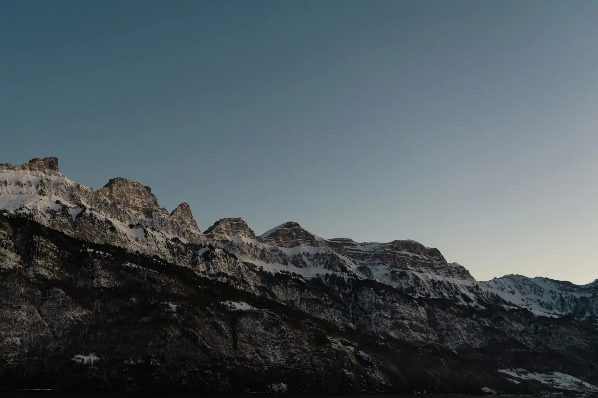 Berge spiegeln sich im stillen Wasser des Walensees